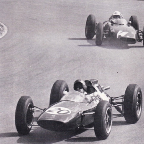 Jim à Aintree devant Richie Ginther 
Contribution de "Peka" du forum Autodiva Jim à Aintree devant Richie Ginther 
Contribution de "Peka" du forum Autodiva